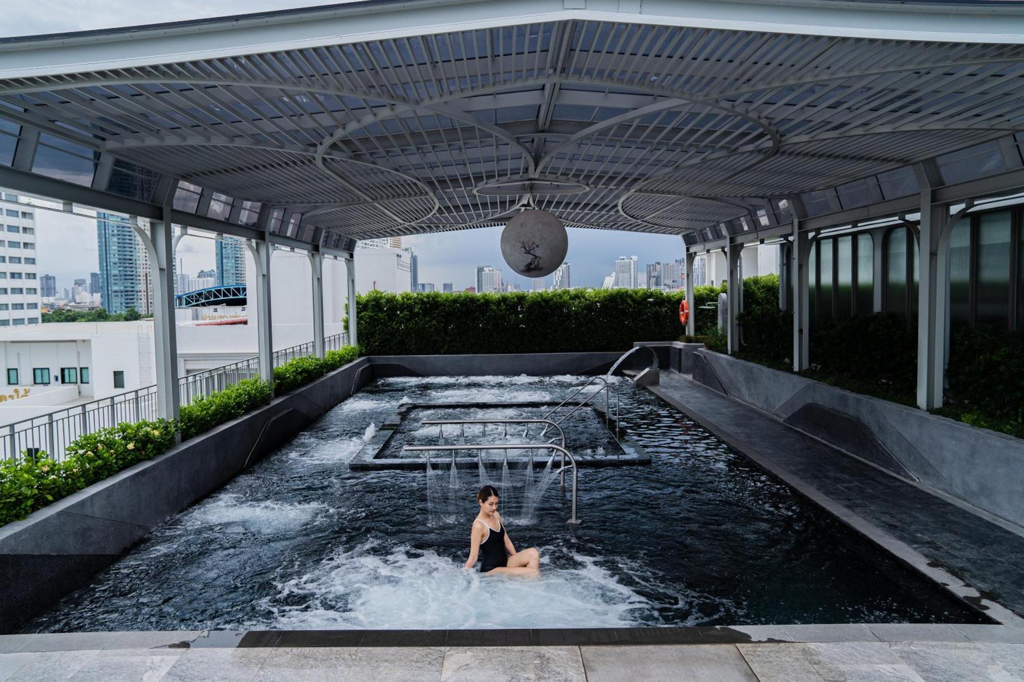The Salil Hotel Riverside Bangkok Ngoại thất bức ảnh The rooftop pool at The Standard, Bangkok Sukhumvit
