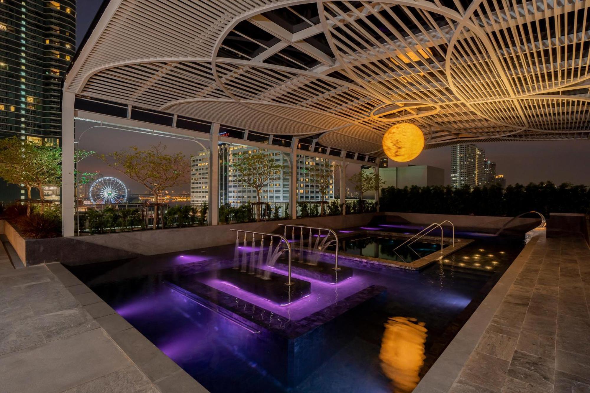 The Salil Hotel Riverside Bangkok Ngoại thất bức ảnh The rooftop pool at the hotel
