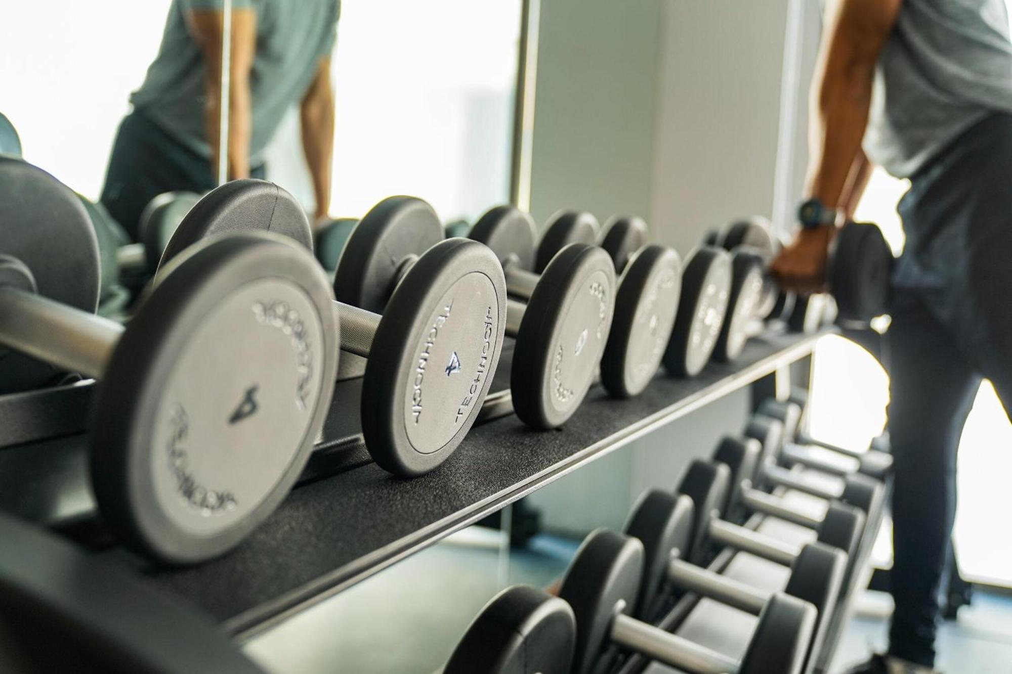 The Salil Hotel Riverside Bangkok Ngoại thất bức ảnh Dumbbells on a rack