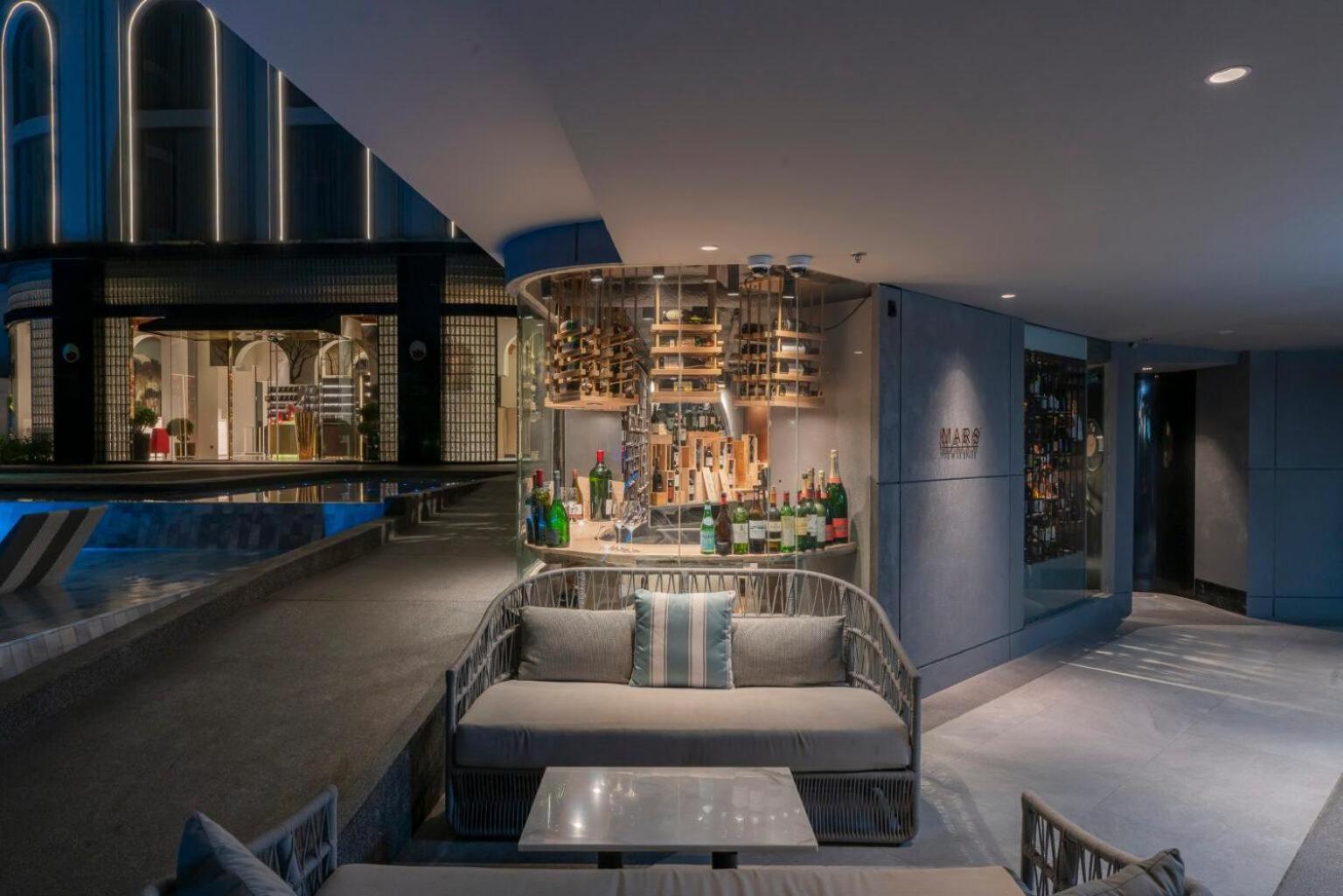 The Salil Hotel Riverside Bangkok Ngoại thất bức ảnh The bar at the 101 bar