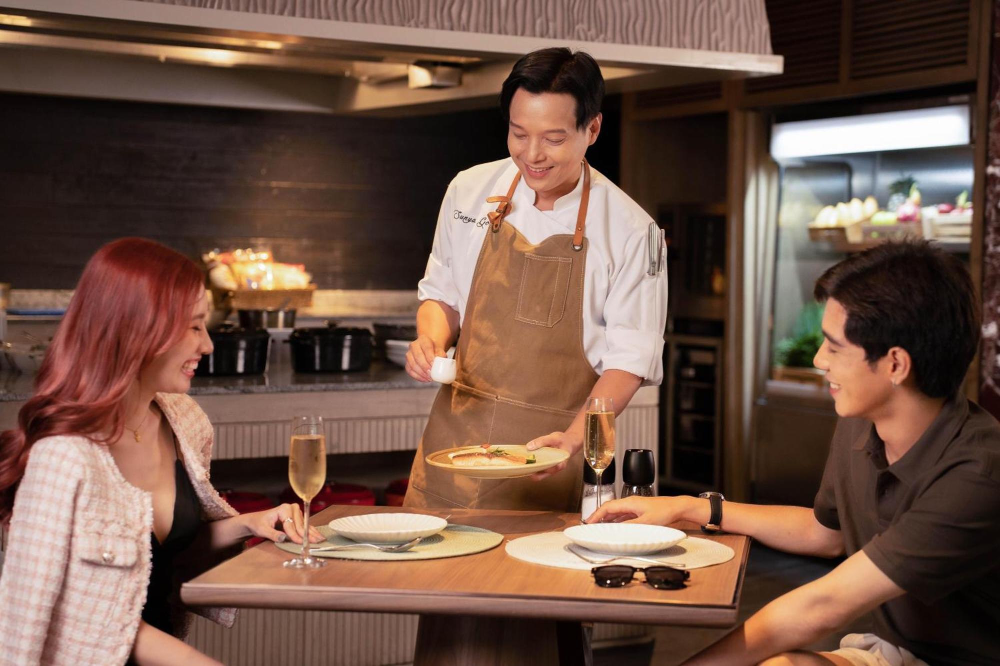The Salil Hotel Riverside Bangkok Ngoại thất bức ảnh Chef preparing food for guests
