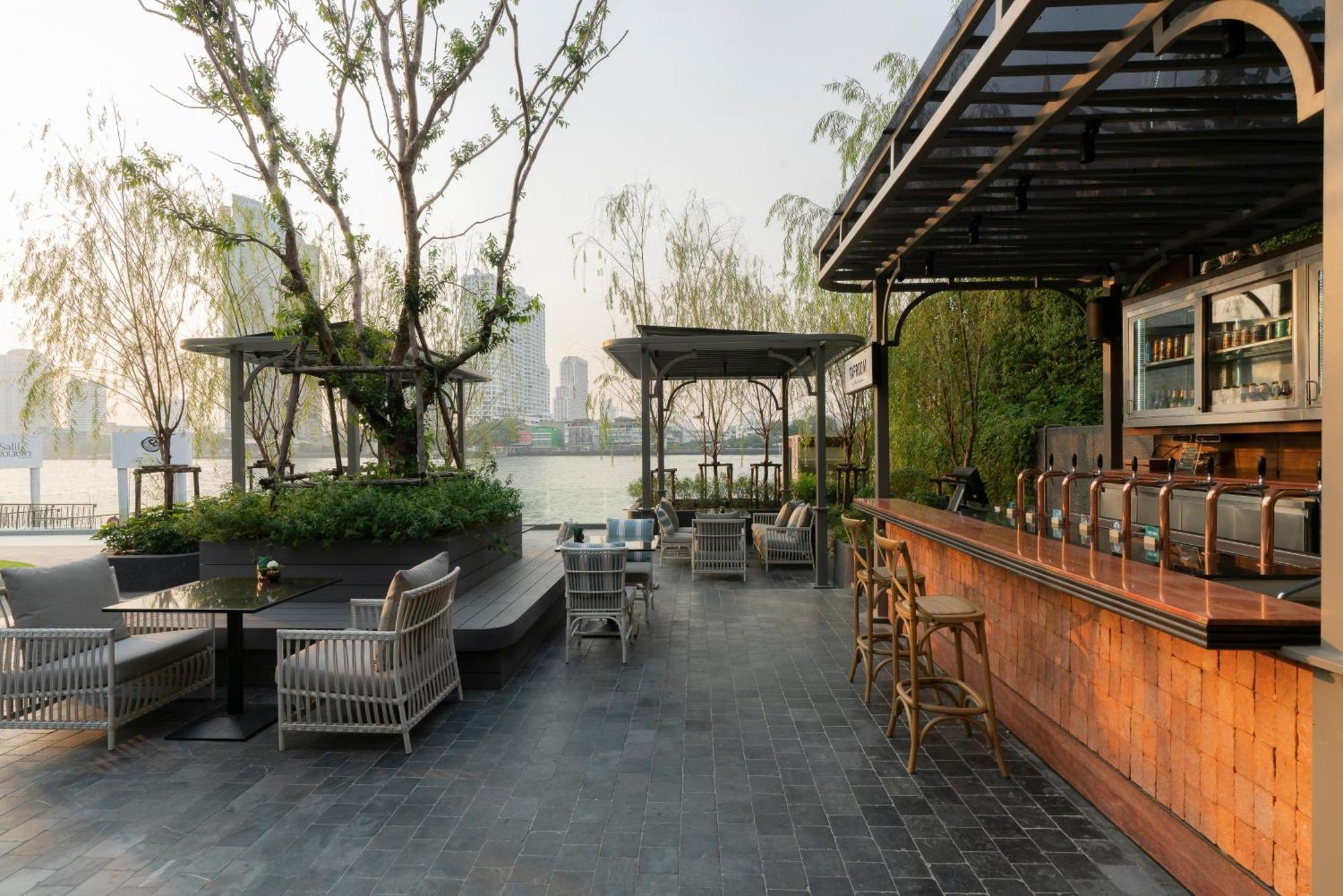 The Salil Hotel Riverside Bangkok Ngoại thất bức ảnh The bar at the rooftop of the hotel