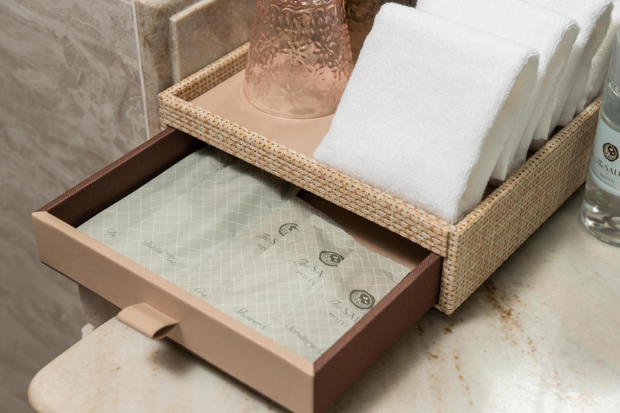 The Salil Hotel Riverside Bangkok Ngoại thất bức ảnh A drawer with a guest directory